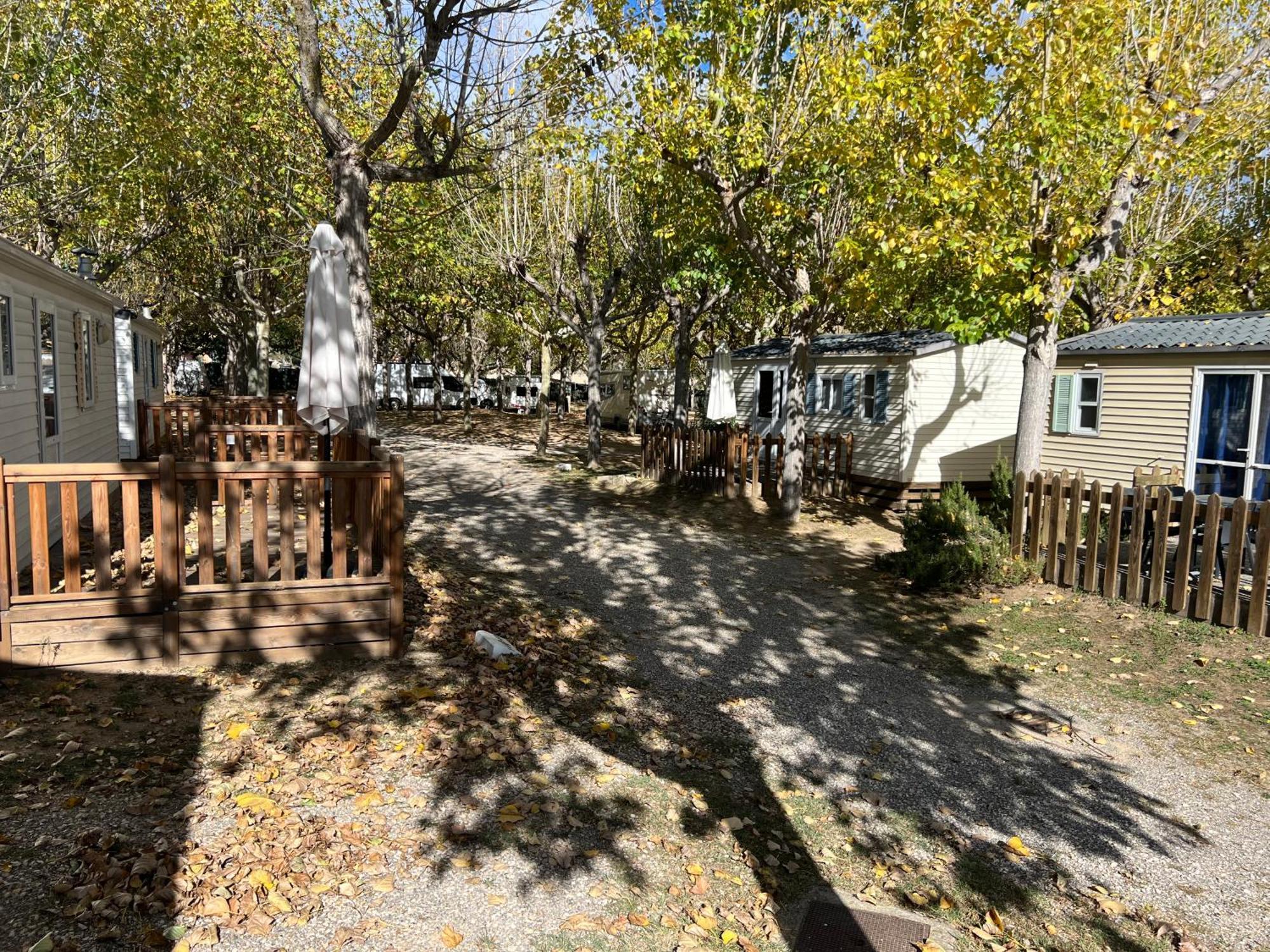 Camping Bungalow El Llac De Banyoles Porqueres Exterior foto